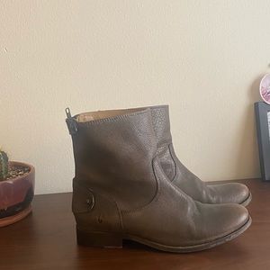 Frye | Melissa Button Zip Short Boot